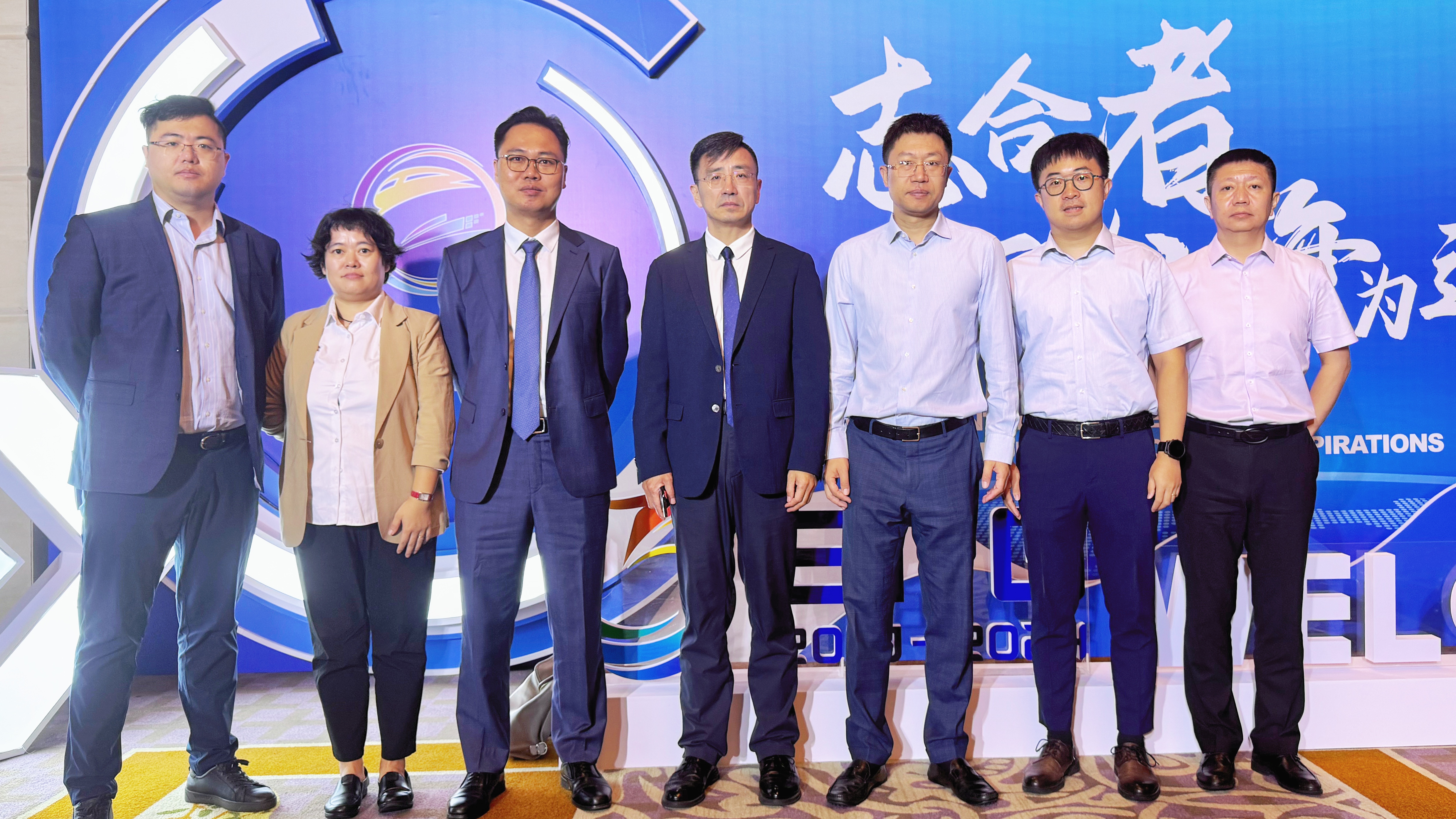 盧立澤應(yīng)邀參加世界級海洋港口群暨國際物流大通道建設(shè)推進會